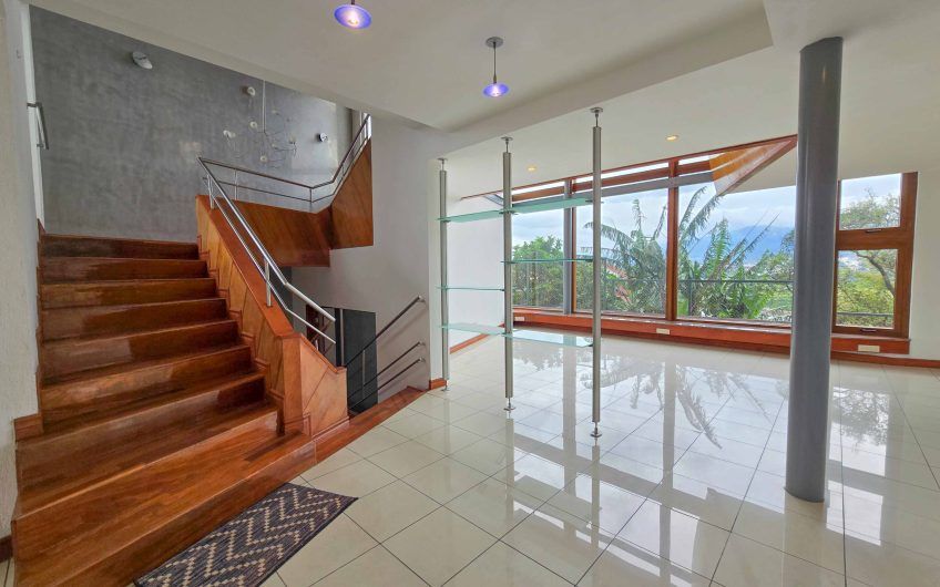 Condo Contemporáneo de 432 m2 con vista en Guachipelín Escazú