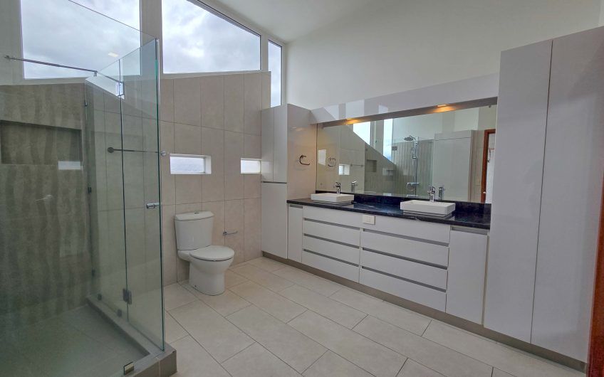 Condo Contemporáneo de 432 m2 con vista en Guachipelín Escazú