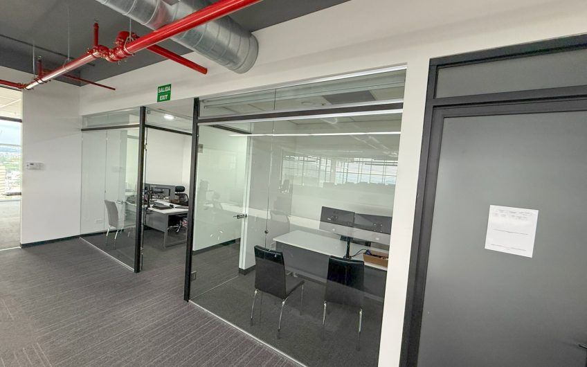 Oficina de 585 m2 en Oficentro Torre Cordillera Rohrmoser Pavas