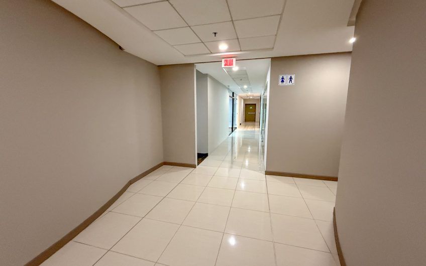 Oficina de 585 m2 en Oficentro Torre Cordillera Rohrmoser Pavas