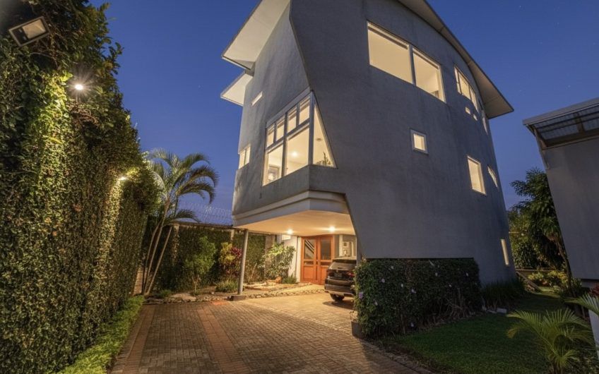 Condo Contemporáneo de 432 m2 con vista en Guachipelín Escazú