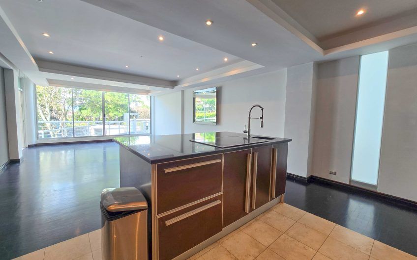 Apartamento en 1er nivel con terraza grande en Bello Horizonte Escazú