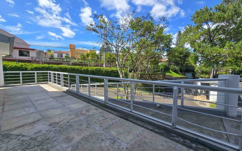 Apartamento en 1er nivel con terraza grande en Bello Horizonte Escazú