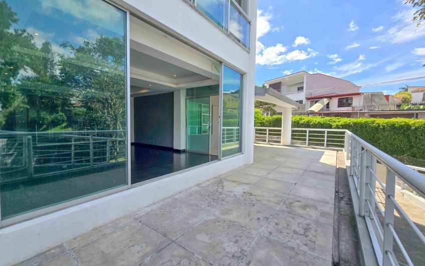 Apartamento en 1er nivel con terraza grande en Bello Horizonte Escazú