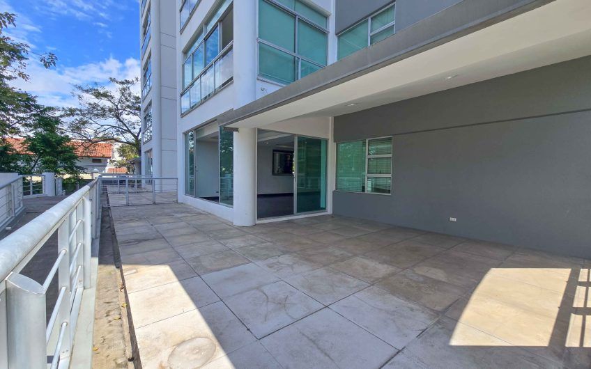 Apartamento en 1er nivel con terraza grande en Bello Horizonte Escazú