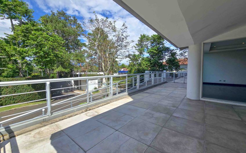 Apartamento en 1er nivel con terraza grande en Bello Horizonte Escazú