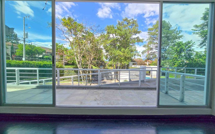 Apartamento en 1er nivel con terraza grande en Bello Horizonte Escazú