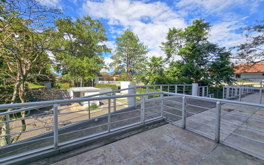 Apartamento en 1er nivel con terraza grande en Bello Horizonte Escazú