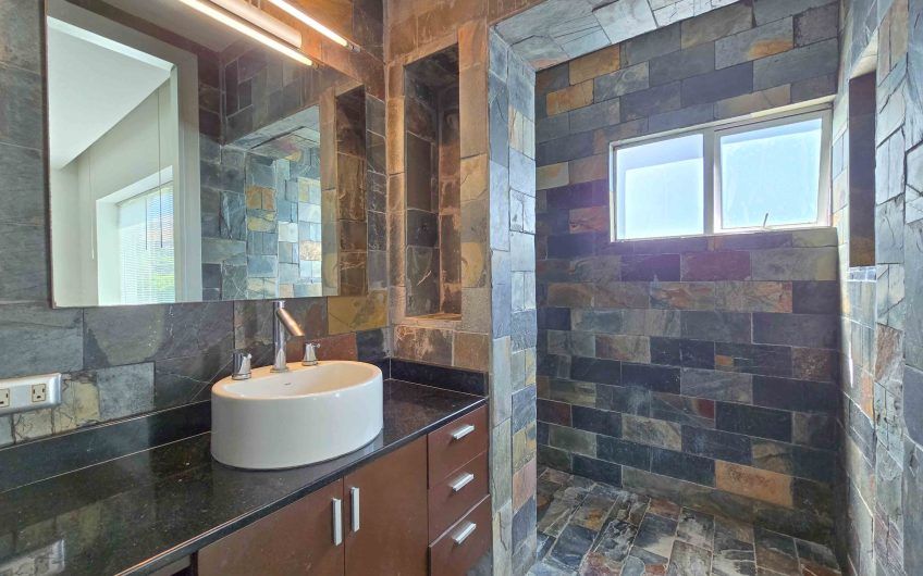 Apartamento en 1er nivel con terraza grande en Bello Horizonte Escazú