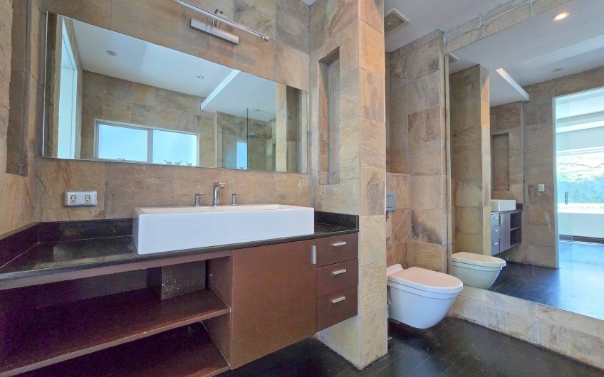 Apartamento en 1er nivel con terraza grande en Bello Horizonte Escazú