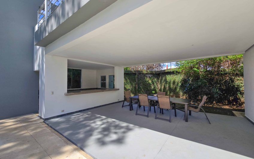 Apartamento en 1er nivel con terraza grande en Bello Horizonte Escazú