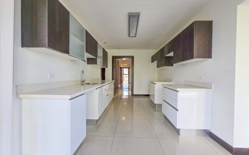 Apartamento de 3 habit. + de servicio con vista en Bello Horizonte Escazú