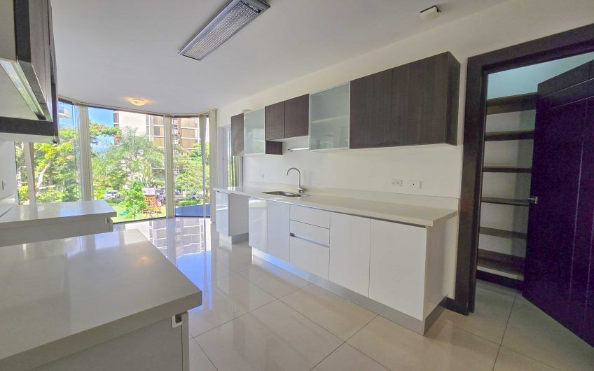 Apartamento de 3 habit. + de servicio con vista en Bello Horizonte Escazú