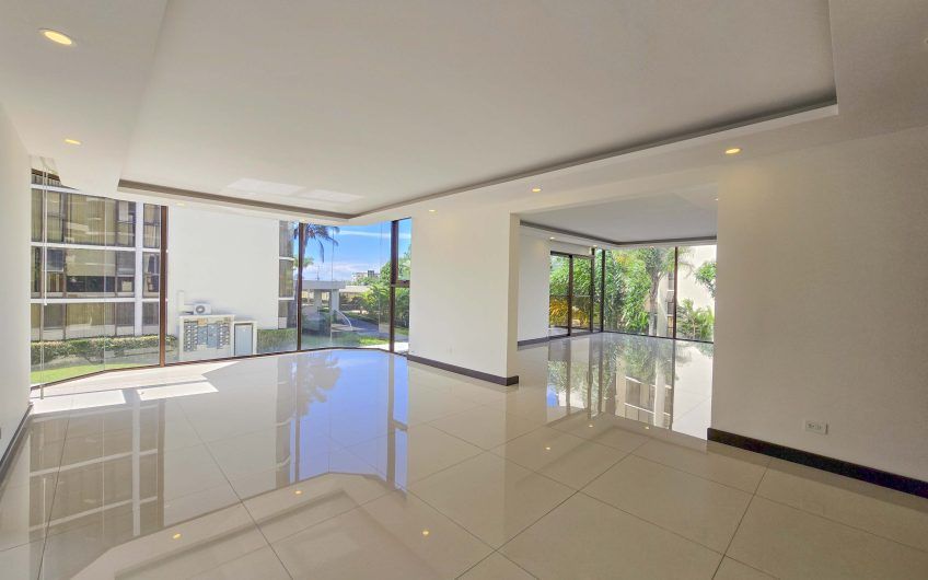 Apartamento de 3 habit. + de servicio con vista en Bello Horizonte Escazú