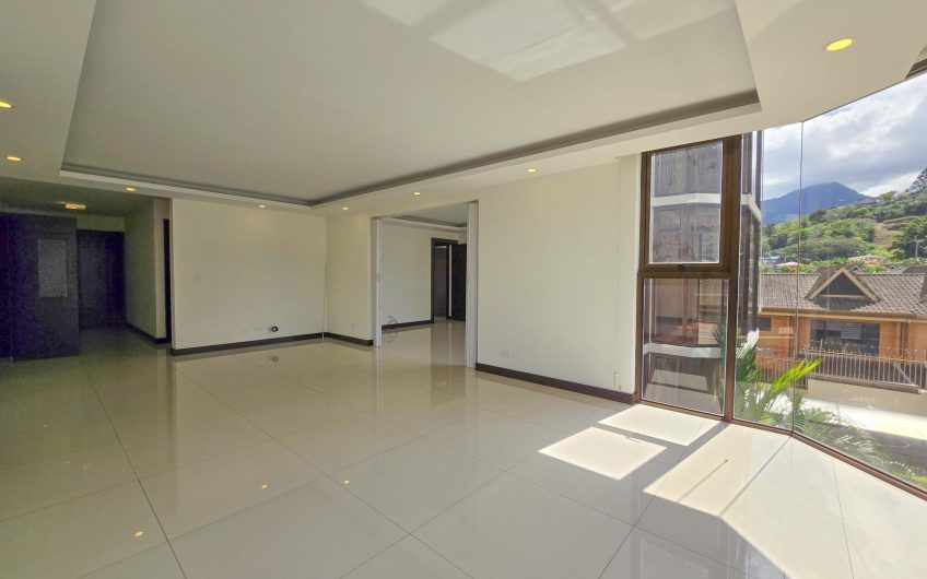 Apartamento de 3 habit. + de servicio con vista en Bello Horizonte Escazú