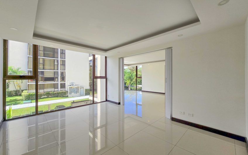 Apartamento de 3 habit. + de servicio con vista en Bello Horizonte Escazú