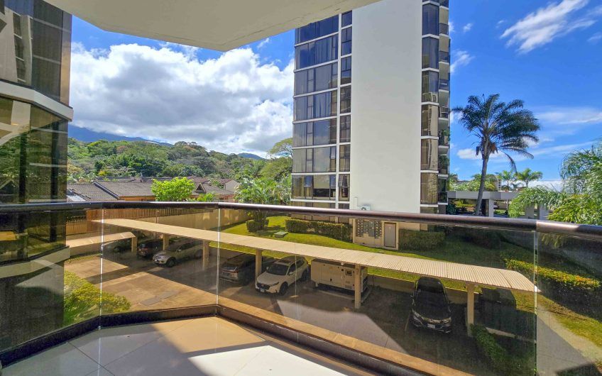 Apartamento de 3 habit. + de servicio con vista en Bello Horizonte Escazú