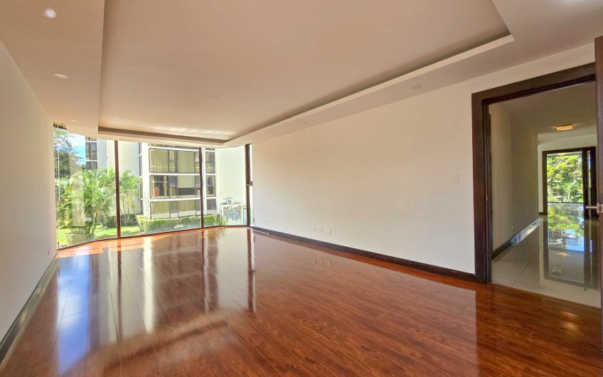 Apartamento de 3 habit. + de servicio con vista en Bello Horizonte Escazú