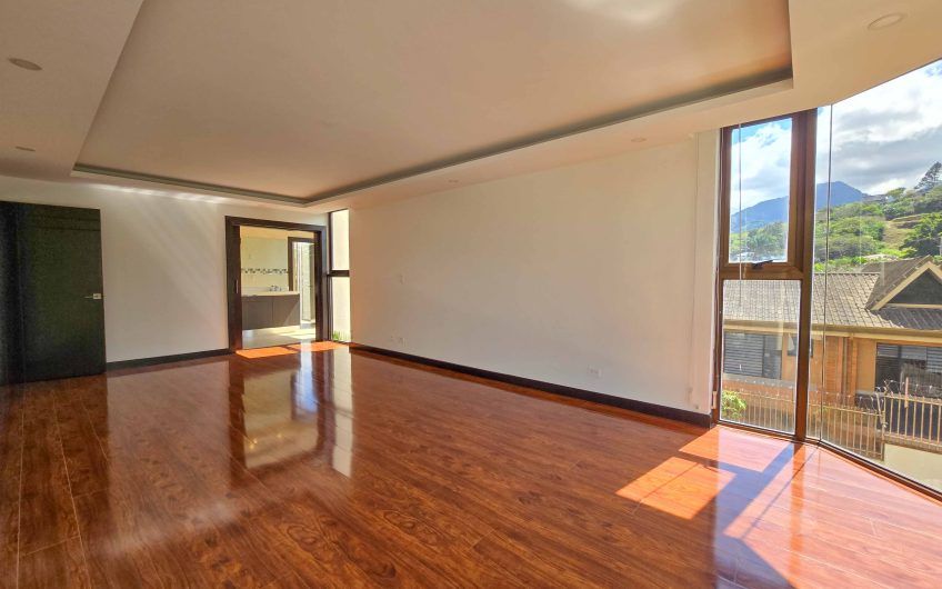 Apartamento de 3 habit. + de servicio con vista en Bello Horizonte Escazú