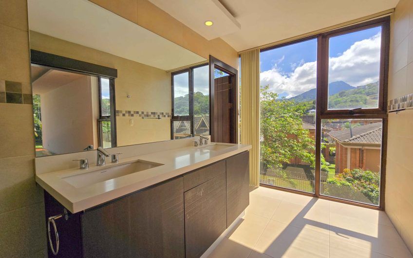 Apartamento de 3 habit. + de servicio con vista en Bello Horizonte Escazú