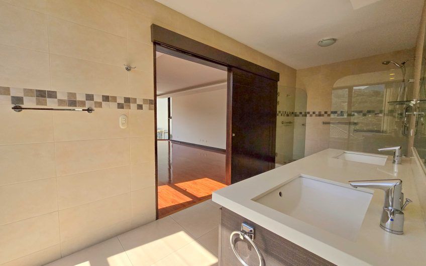 Apartamento de 3 habit. + de servicio con vista en Bello Horizonte Escazú