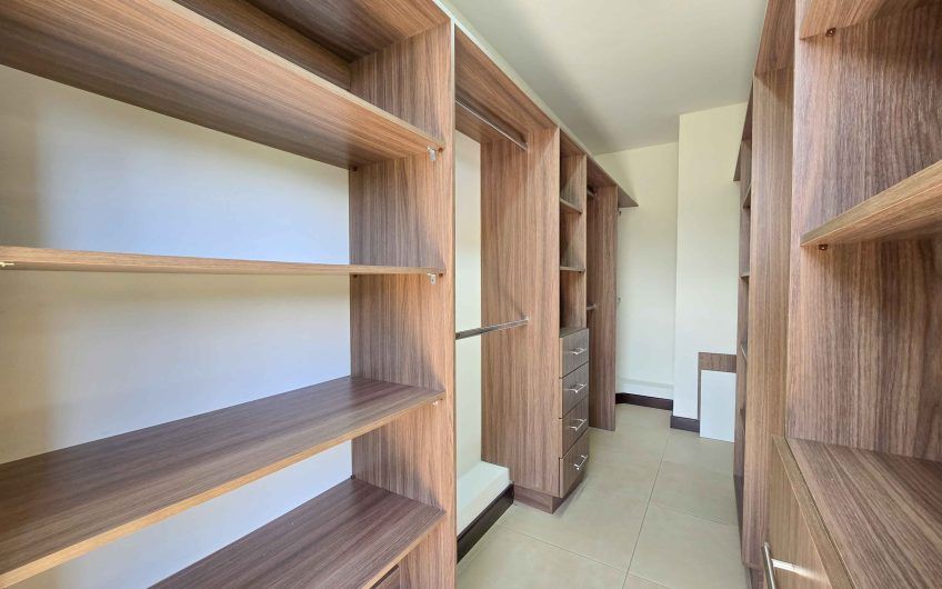 Apartamento de 3 habit. + de servicio con vista en Bello Horizonte Escazú