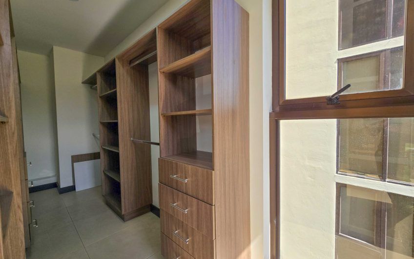 Apartamento de 3 habit. + de servicio con vista en Bello Horizonte Escazú