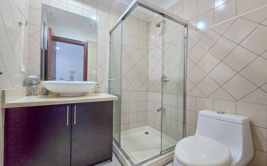 Condo esquinero amueblado de 3 habit. en Bello Horizonte Escazú