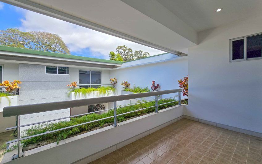 Condo esquinero amueblado de 3 habit. en Bello Horizonte Escazú