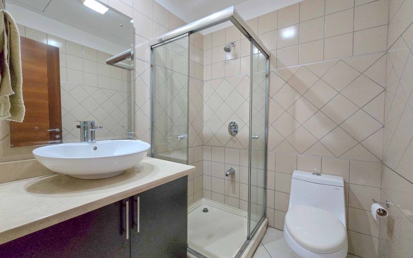 Condo esquinero amueblado de 3 habit. en Bello Horizonte Escazú