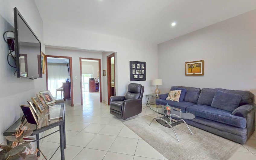 Condo esquinero amueblado de 3 habit. en Bello Horizonte Escazú