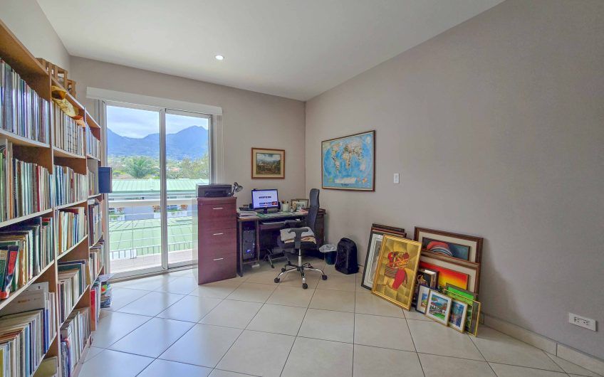 Condo esquinero amueblado de 3 habit. en Bello Horizonte Escazú