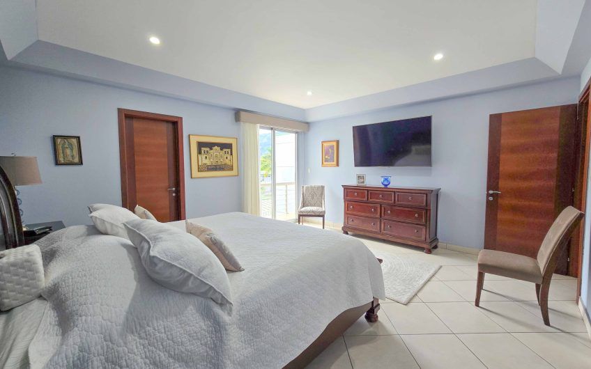 Condo esquinero amueblado de 3 habit. en Bello Horizonte Escazú