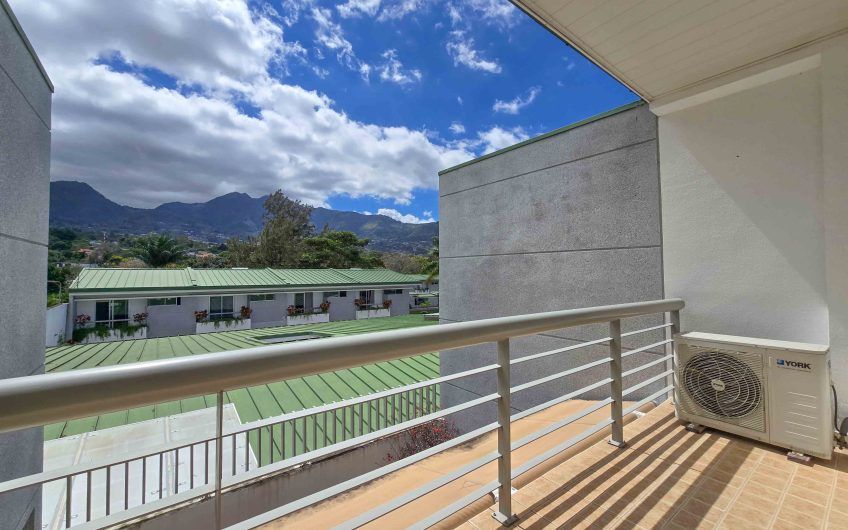 Condo esquinero amueblado de 3 habit. en Bello Horizonte Escazú