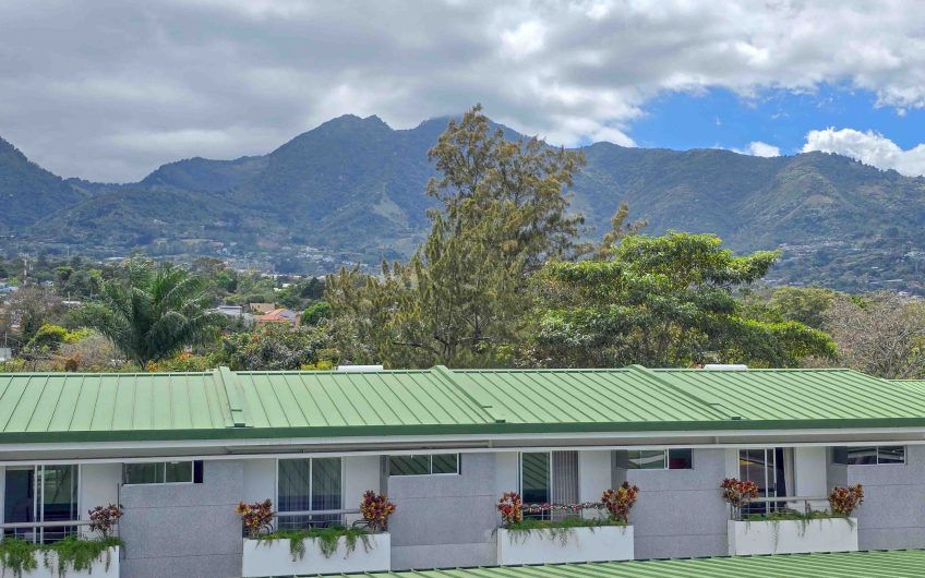 Condo esquinero amueblado de 3 habit. en Bello Horizonte Escazú