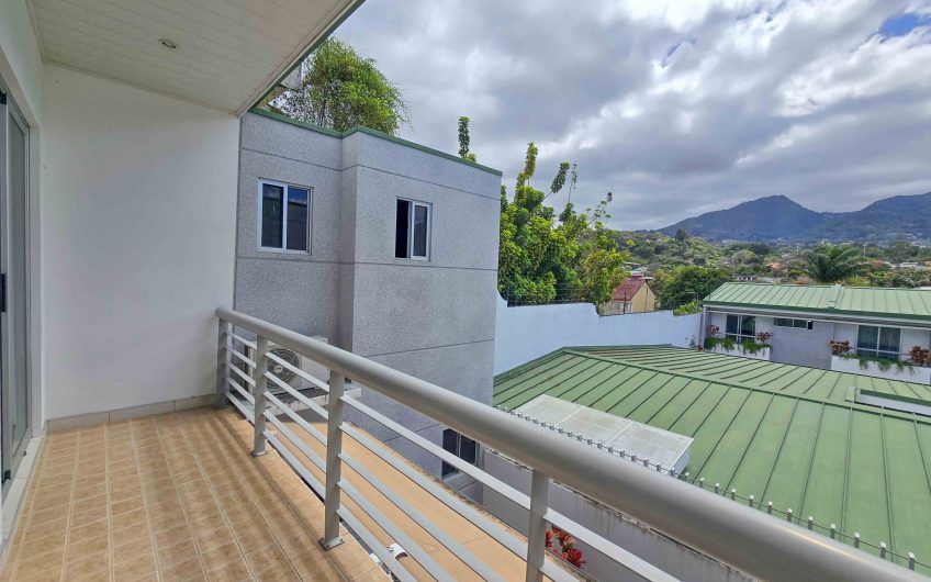 Condo esquinero amueblado de 3 habit. en Bello Horizonte Escazú