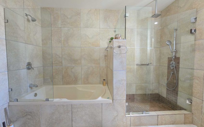 Condo esquinero amueblado de 3 habit. en Bello Horizonte Escazú