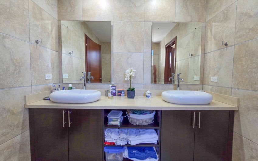 Condo esquinero amueblado de 3 habit. en Bello Horizonte Escazú