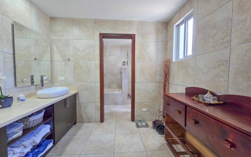 Condo esquinero amueblado de 3 habit. en Bello Horizonte Escazú