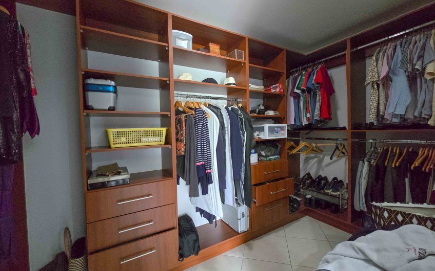 Condo esquinero amueblado de 3 habit. en Bello Horizonte Escazú