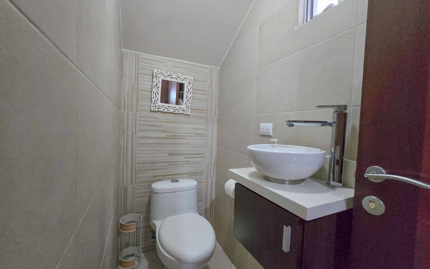 Condo esquinero amueblado de 3 habit. en Bello Horizonte Escazú