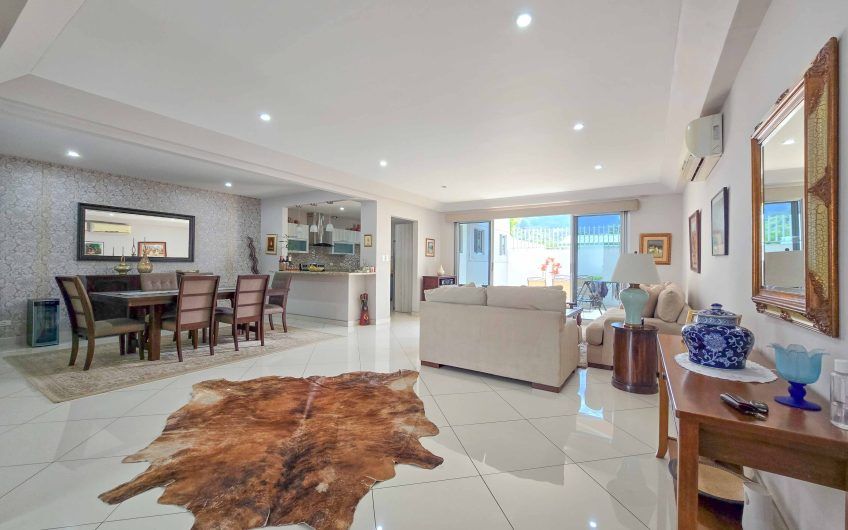 Condo esquinero amueblado de 3 habit. en Bello Horizonte Escazú