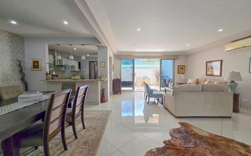 Condo esquinero amueblado de 3 habit. en Bello Horizonte Escazú