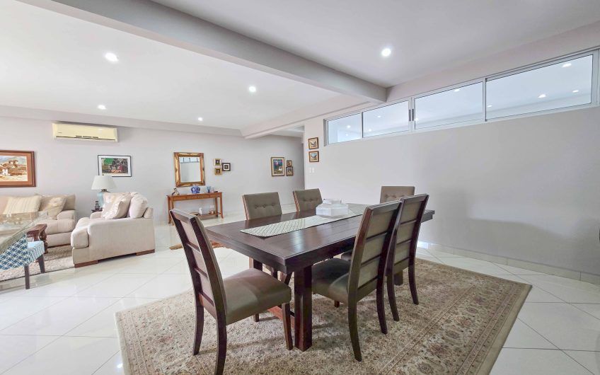 Condo esquinero amueblado de 3 habit. en Bello Horizonte Escazú