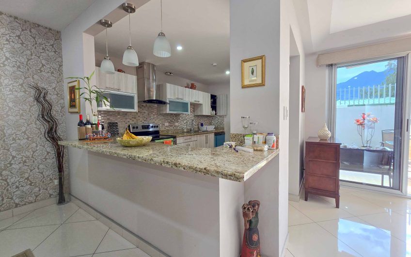 Condo esquinero amueblado de 3 habit. en Bello Horizonte Escazú