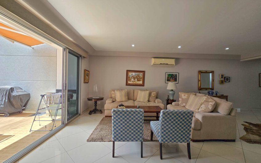 Condo esquinero amueblado de 3 habit. en Bello Horizonte Escazú