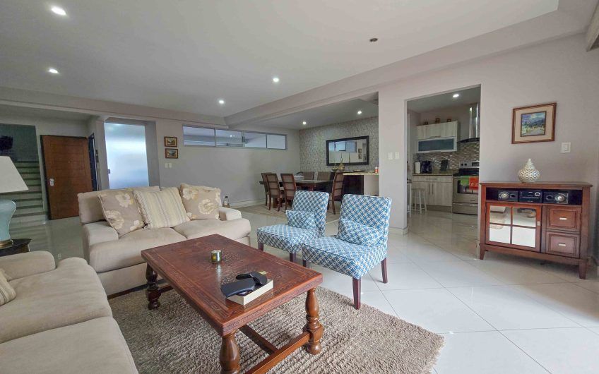 Condo esquinero amueblado de 3 habit. en Bello Horizonte Escazú