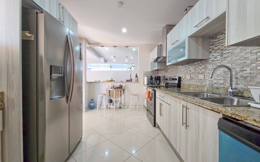 Condo esquinero amueblado de 3 habit. en Bello Horizonte Escazú