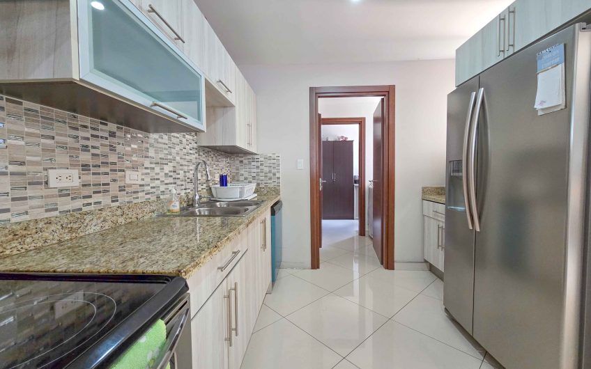 Condo esquinero amueblado de 3 habit. en Bello Horizonte Escazú