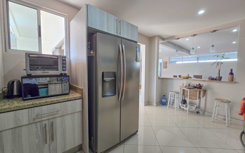 Condo esquinero amueblado de 3 habit. en Bello Horizonte Escazú